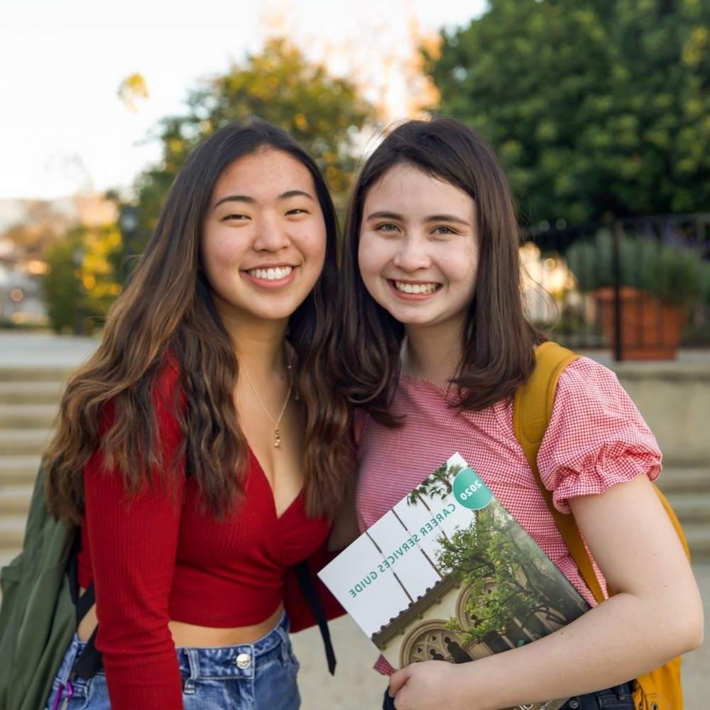 加州克莱蒙特BETVLCTOR伟德官方网站的两个学生在校园里微笑